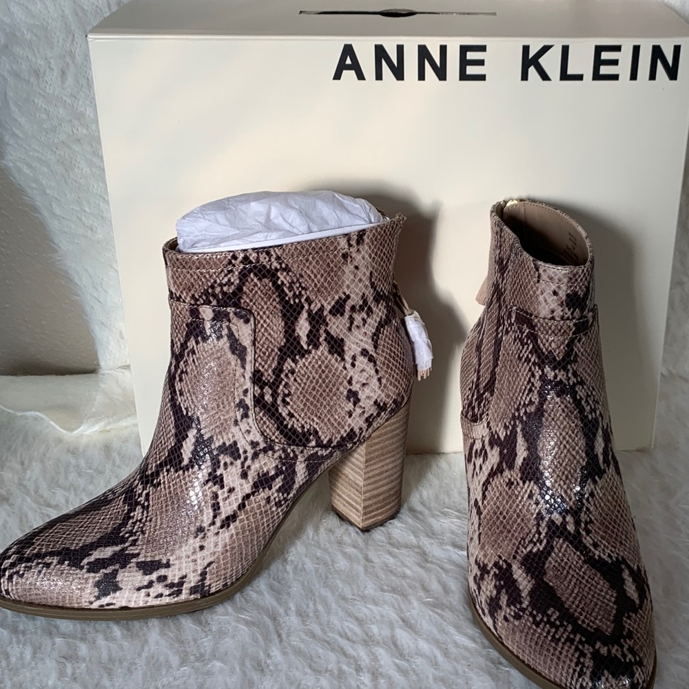 New in Box Anne Klein Snake Pattern Boots
